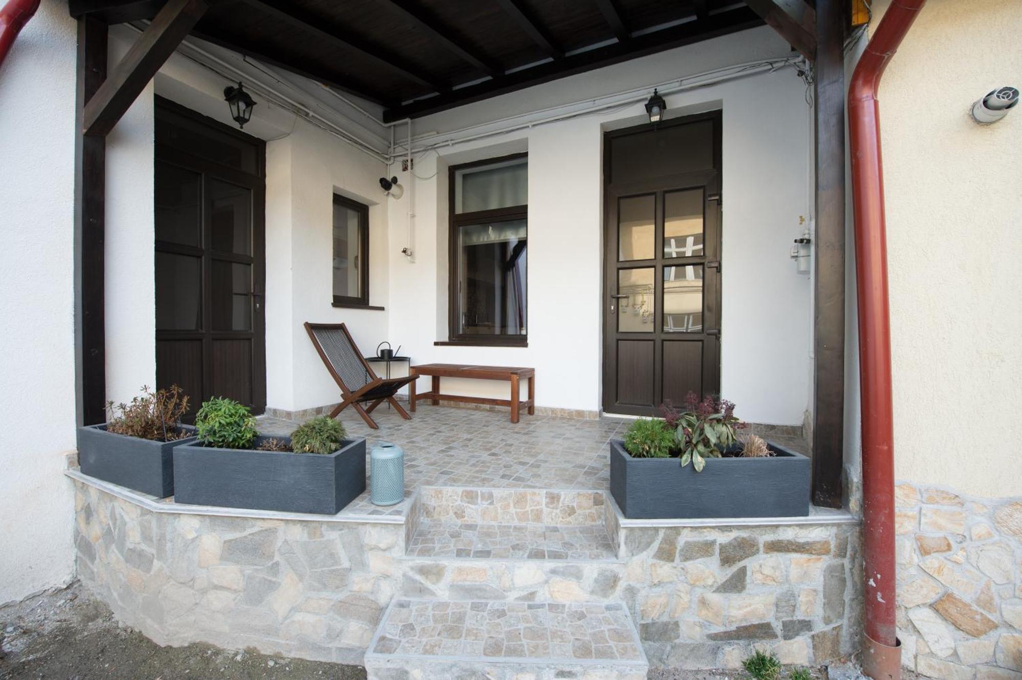 Lovely Brasov Flat With Patio And Mountain Views Exteriör bild