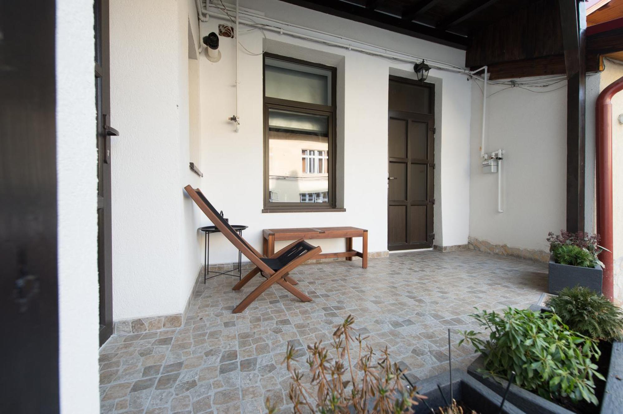 Lovely Brasov Flat With Patio And Mountain Views Exteriör bild
